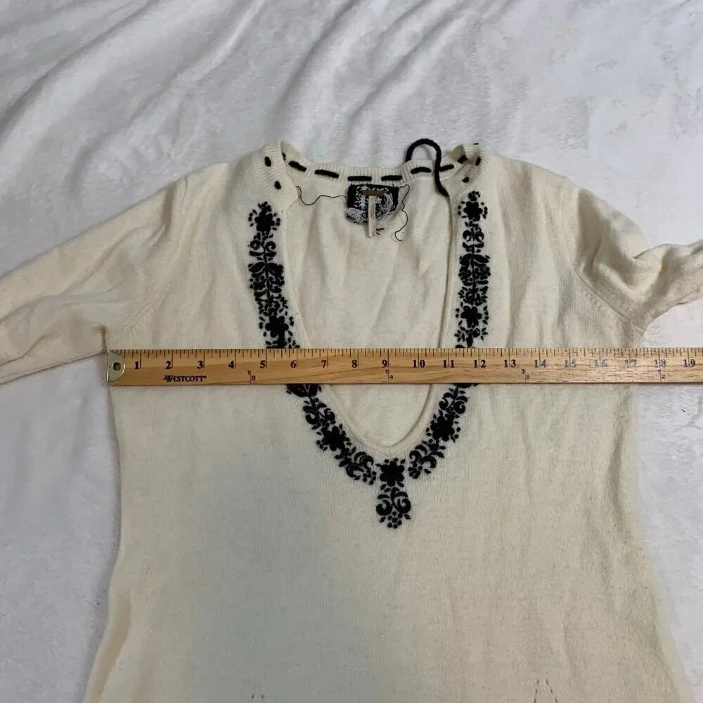 Free People Cream Embroidered Pointelle Crochet‎ Trim V-Neck Sweater Medium